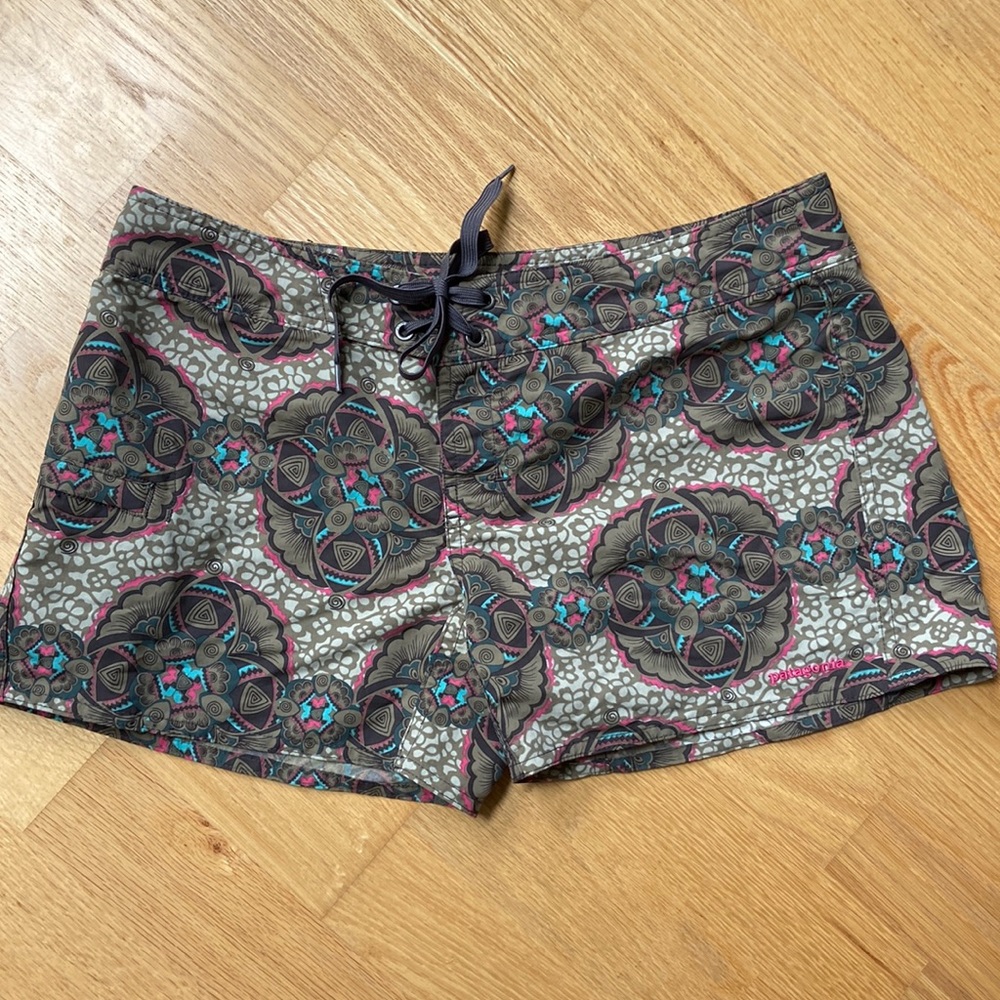 PATAGONIA Women’s EUC board shorts SZ 4
